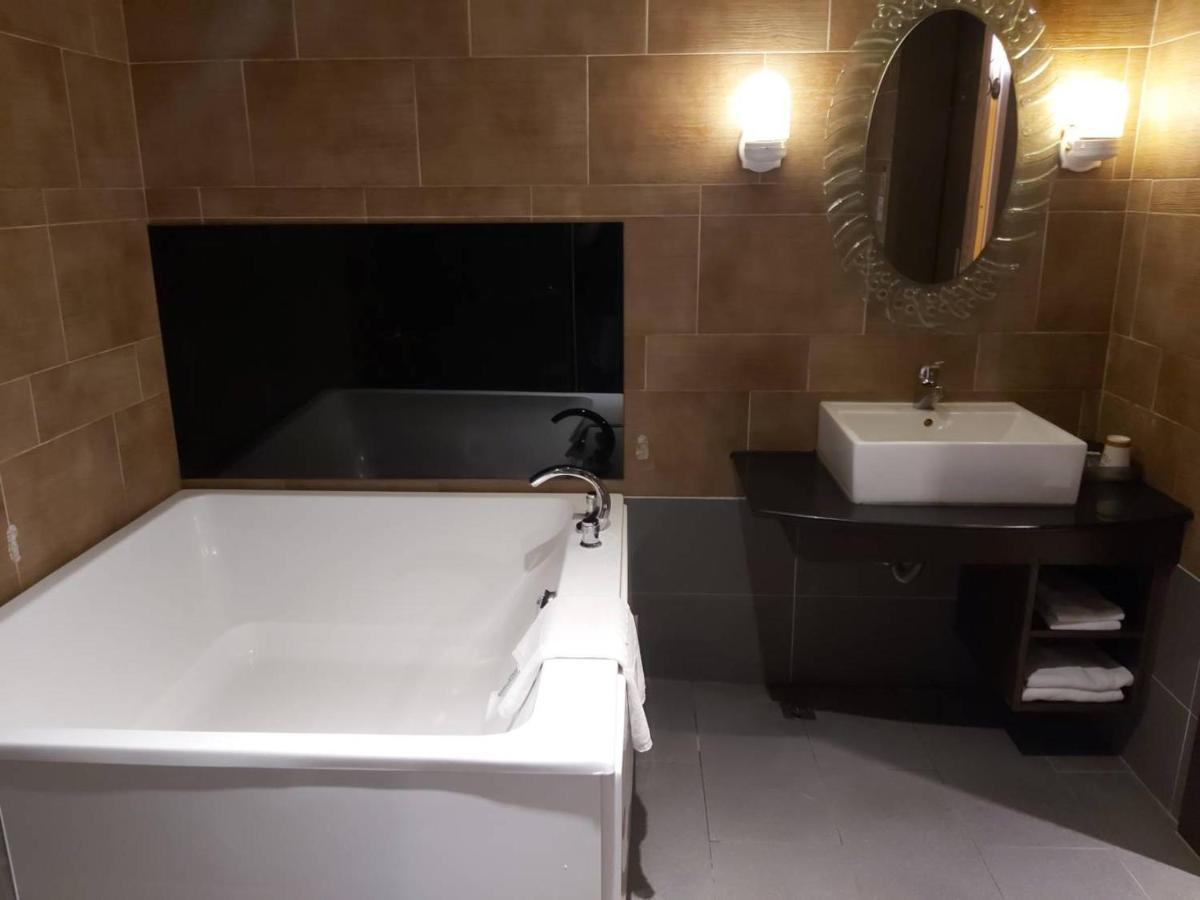 Chateau Motel Каосюн Екстериор снимка