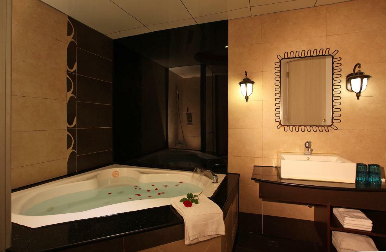 Chateau Motel Каосюн Екстериор снимка